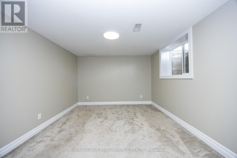 28604783/1398-jamison-avenue-s/bilberry-creekqueenswood-heights/ottawa/ontario/K1E1J5_34