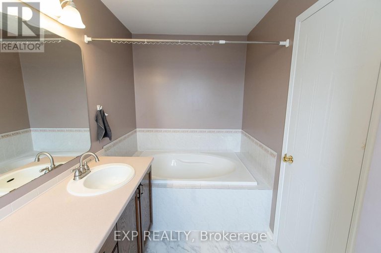 29399135/54-sheppards-glen-avenue/emerald-meadowstrailwest/ottawa/ontario/K2M2M9_16