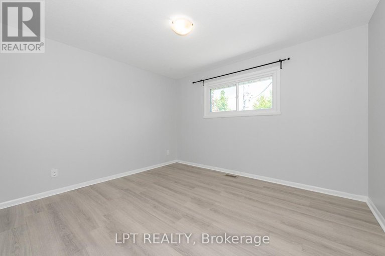 28384629/5-attwood-crescent/city-viewskylinefisher-heightsparkwood-hills/ottawa/ontario/K2E5B1_18