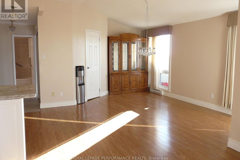 28994932/penthouse-2-158c-mcarthur-avenue/vanier/ottawa/ontario/K1L8E7_6