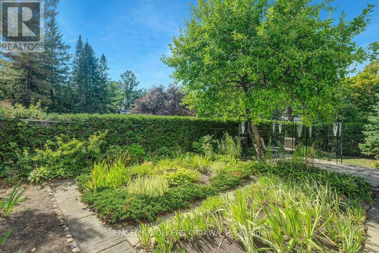 28836979/29-qualicum-street/bruce-farmgraham-parkqualicumbellands/ottawa/ontario/K2H7H1_44