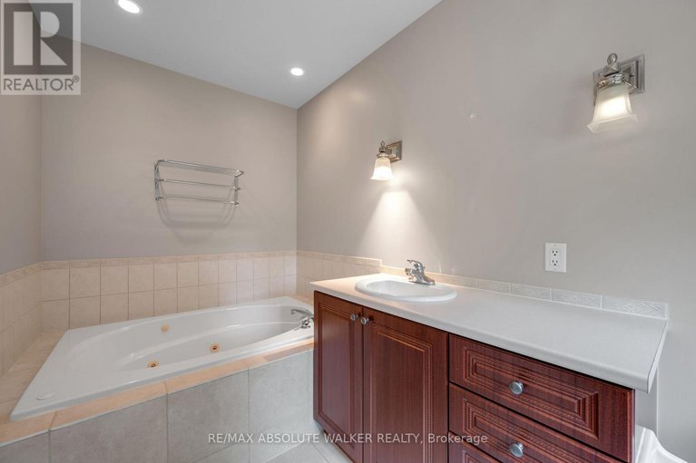 28707835/124-forestcrest-street/chapel-hill/ottawa/ontario/K1C7R3_25