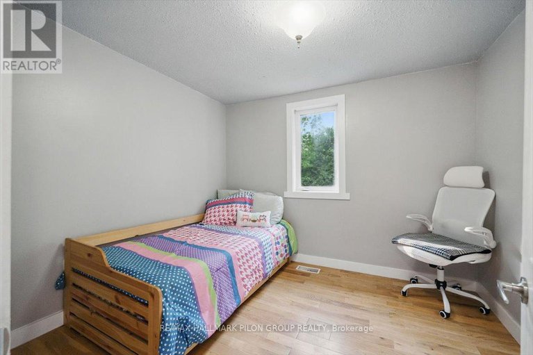 28420947/84-eastpark-drive/blackburn-hamlet/ottawa/ontario/K1B4A4_18