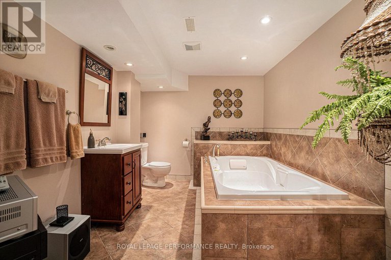 28558570/170-midsummer-terrace/queenswood-heights-south/ottawa/ontario/K1E3V6_25