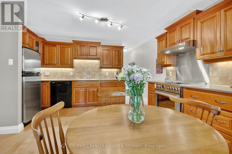 29032585/8-confederation-private/mooneys-bayriverside-park/ottawa/ontario/K1V9W6_14