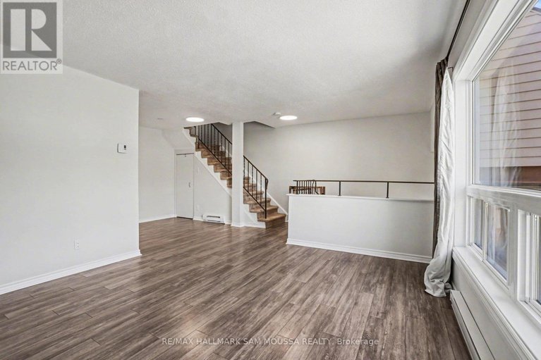 29672531/28c-woodvale-green/craig-henrywoodvale/ottawa/ontario/K2G4H4_13