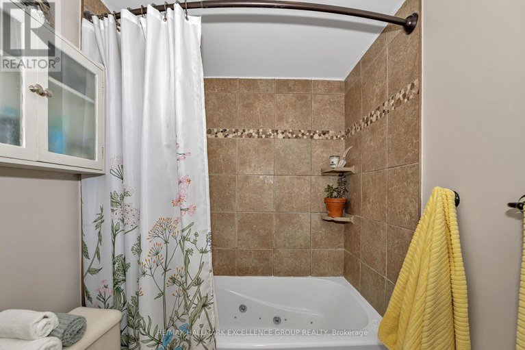 28418354/92-1643-du-sommet-place/chateauneuf/ottawa/ontario/K1C4Z9_28