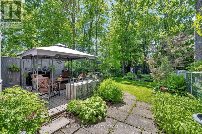 28632768/61-valewood-crescent/blackburn-hamlet/ottawa/ontario/K1B4G1_24