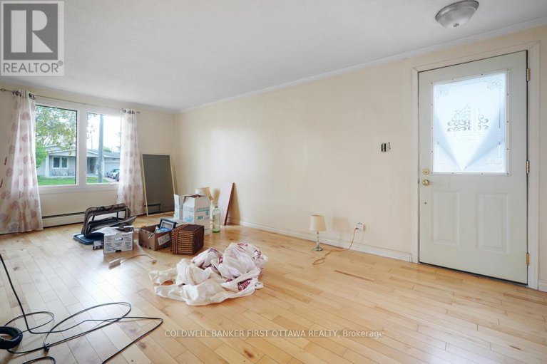 28322181/323-amiens-street/bilberry-creekqueenswood-heights/ottawa/ontario/K1E1N4_9