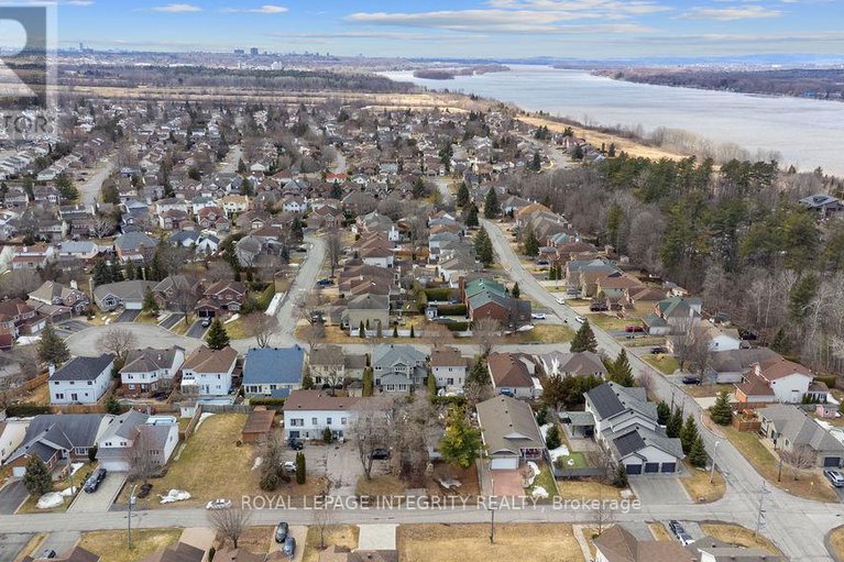 29023134/924-beauchamp-avenue/hiawatha-parkconvent-glen/ottawa/ontario/K1C3A8_5