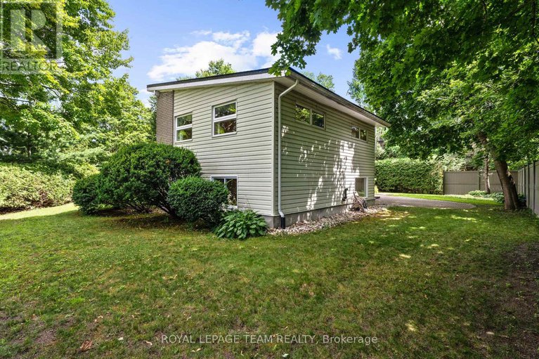 28660553/1952-fairbanks-avenue/alta-vistafaircrest-heights/ottawa/ontario/K1H5Y4_32