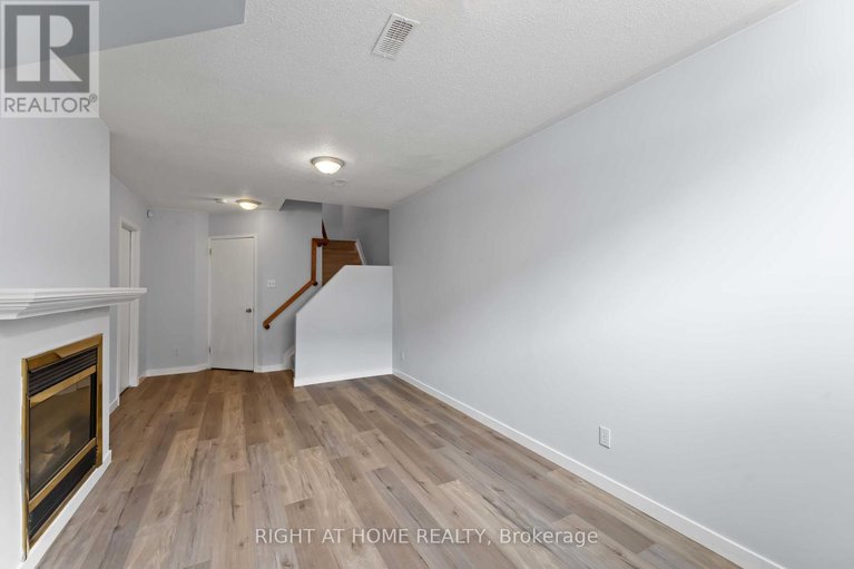 28840958/421-hillsboro-private/emerald-meadowstrailwest/ottawa/ontario/K2M3A7_25