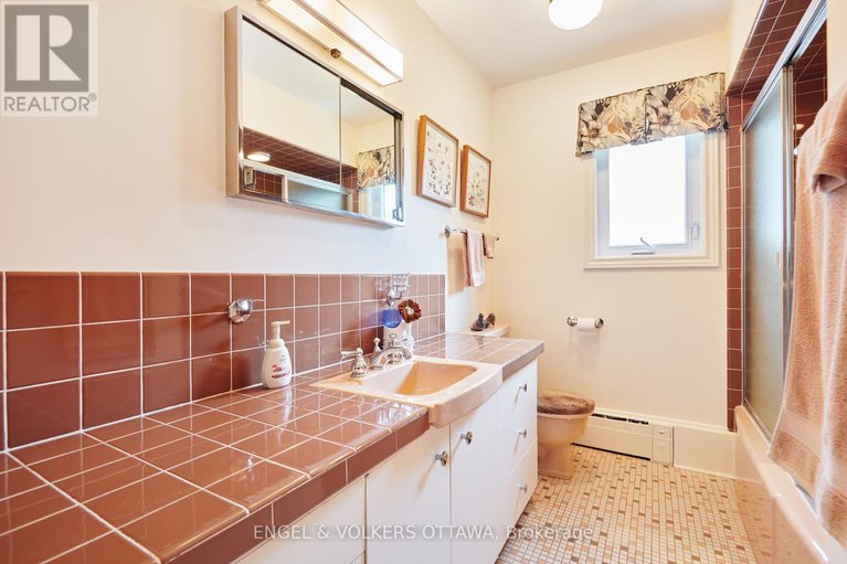 28490167/436-crestview-road/alta-vistafaircrest-heights/ottawa/ontario/K1H5G9_26