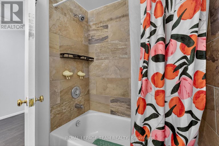 29325603/42-oakhaven-private-s/overbrookcastle-heights/ottawa/ontario/K1K4K1_32