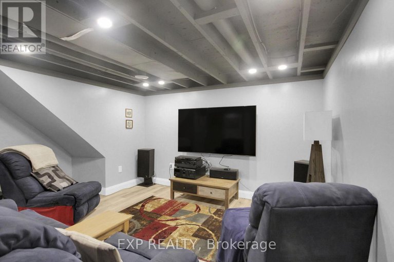 28339228/1447-maxime-street/pineview/ottawa/ontario/K1B4E7_16