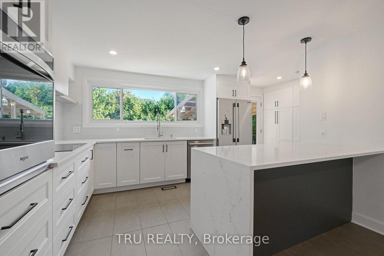 29114347/12-apache-crescent/city-viewskylinefisher-heightsparkwood-hills/ottawa/ontario/K2E6H7_16