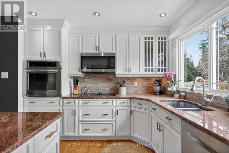 29456628/998-harkness-avenue-avenue/riverside-park/ottawa/ontario/K1V6P2_11