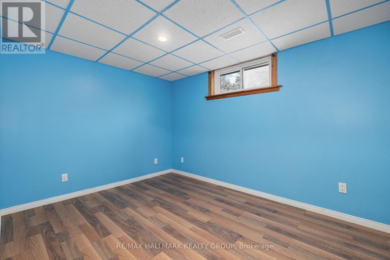 29137387/1050-barnett-drive/cumberland-village/ottawa/ontario/K4C1C7_23