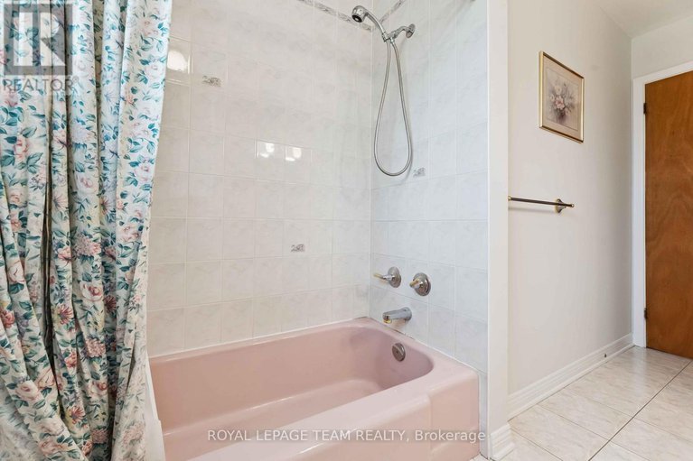 28701491/8-oakwood-avenue/city-viewskylinefisher-heightsparkwood-hills/ottawa/ontario/K2E6A5_20