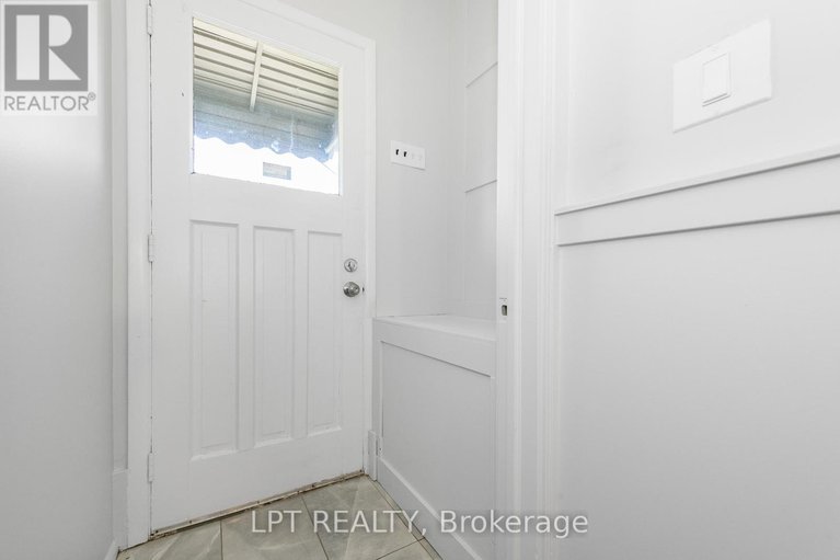 28384629/5-attwood-crescent/city-viewskylinefisher-heightsparkwood-hills/ottawa/ontario/K2E5B1_23