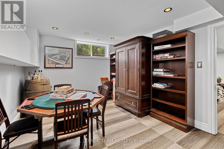 28316771/2377-pine-avenue/manotick-east-to-manotick-station/ottawa/ontario/K4M1B4_36