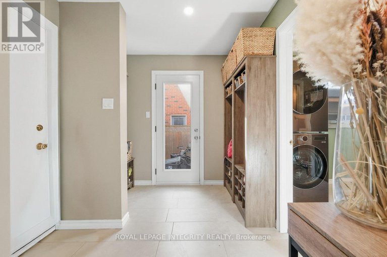 29092161/1406-bouton-dor-way/bilberry-creekqueenswood-heights/ottawa/ontario/K1E3L3_17