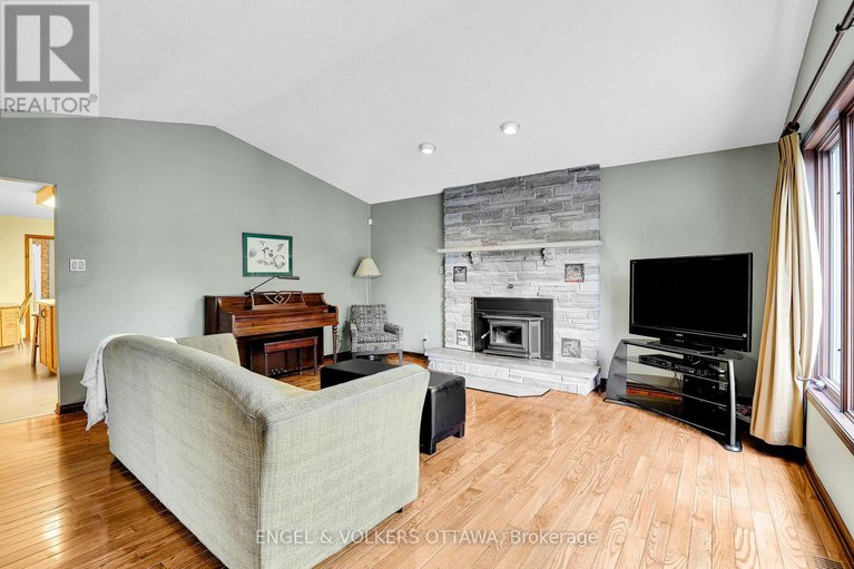 28202827/7-deerfield-drive/mcnabbraeside-twps/mcnabbraeside/ontario/K0A3L0_21