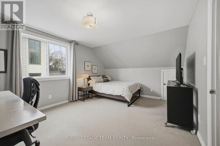 29622537/513-windermere-avenue/mckellarhighland/ottawa/ontario/K2A2W3_17