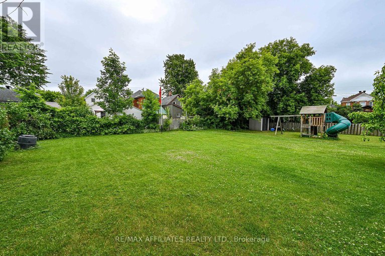 28498244/11-merrick-street/smiths-falls/smiths-falls/ontario/K7A4R2_40