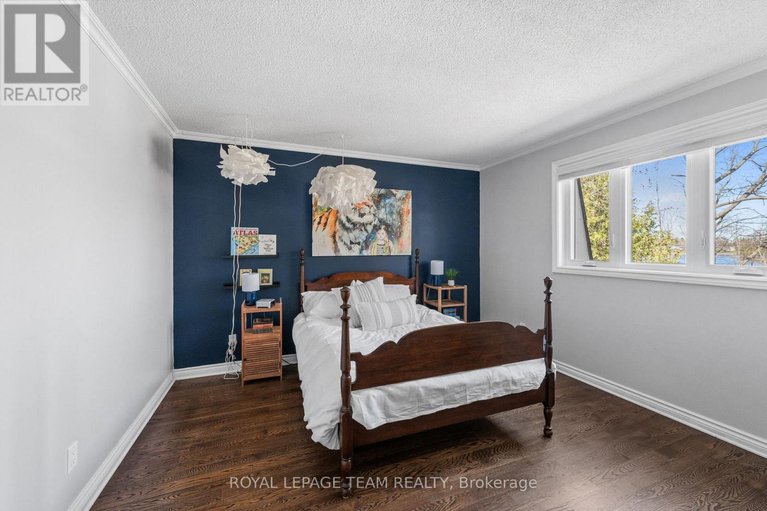 29662384/1081-boucher-crescent/manotick-south-to-roger-stevens/ottawa/ontario/K4M1B3_29