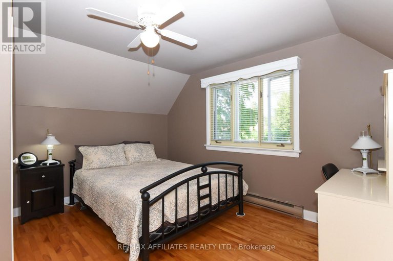 28846250/323-fullerton-avenue/overbrookcastle-heights/ottawa/ontario/K1K1K2_32