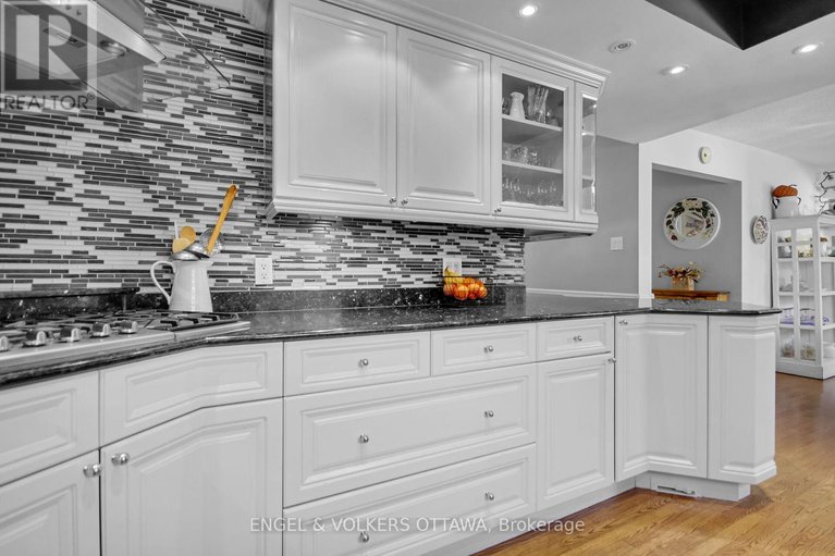 29119545/5593-whitewood-avenue-s/manotick-village-manotick-estates/ottawa/ontario/K4M1E1_7