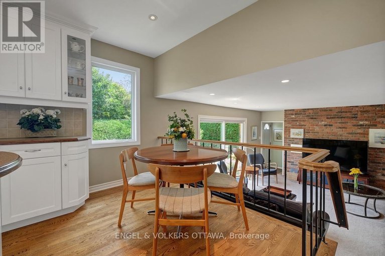 28906632/15-dickson-street/bruce-farmgraham-parkqualicumbellands/ottawa/ontario/K2H7H6_19