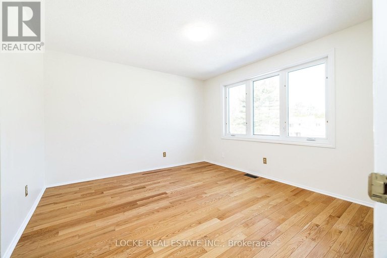 29535443/1404-forest-valley-drive/chapel-hill/ottawa/ontario/K1C5M8_35