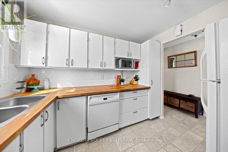 29422354/a-1753-lamoureux-drive/queenswood-heights-south/ottawa/ontario/K1E2N3_6