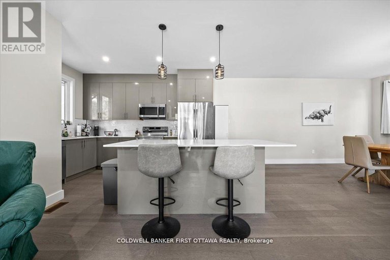 29638674/a-b-25-pennard-way/hunt-club-parkgreenboro/ottawa/ontario/K1T4C1_9