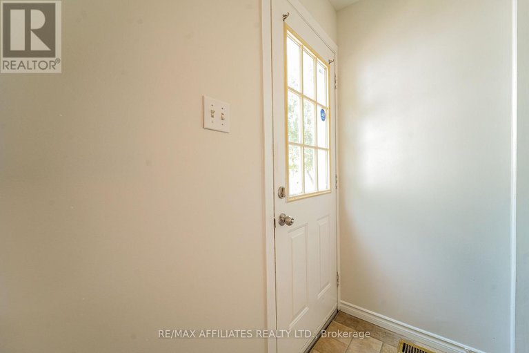 28708608/208-old-colony-road-e/glencairnhazeldean/ottawa/ontario/K2L1M7_5