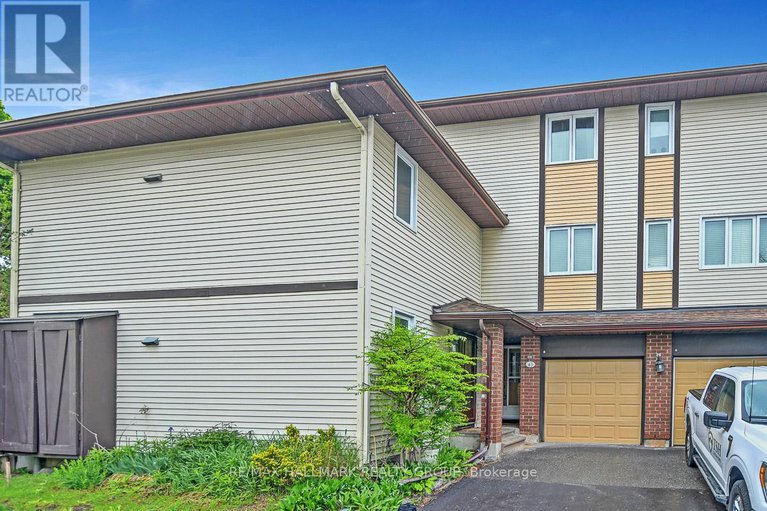 28482357/51-43-haxby-private/hunt-club-parkgreenboro/ottawa/ontario/K1T3B7_1