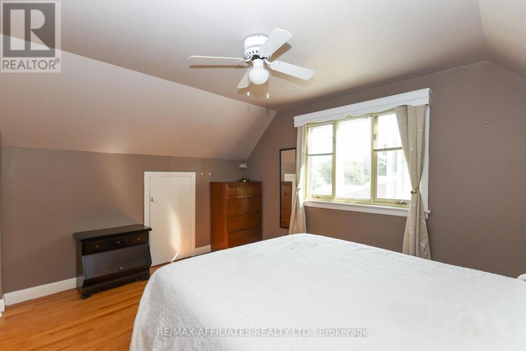 29123494/323-fullerton-avenue/overbrookcastle-heights/ottawa/ontario/K1K1K2_23