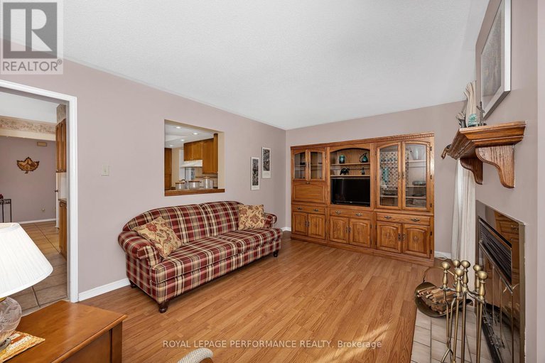 29340777/1764-tache-way/fallingbrookpineridge/ottawa/ontario/K4A2S6_15