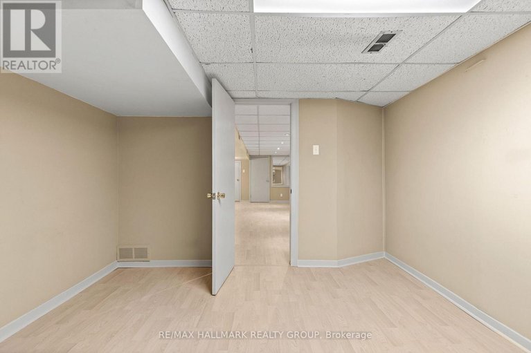 29013157/18-kerry-crescent/city-viewskylinefisher-heightsparkwood-hills/ottawa/ontario/K2E5V6_31