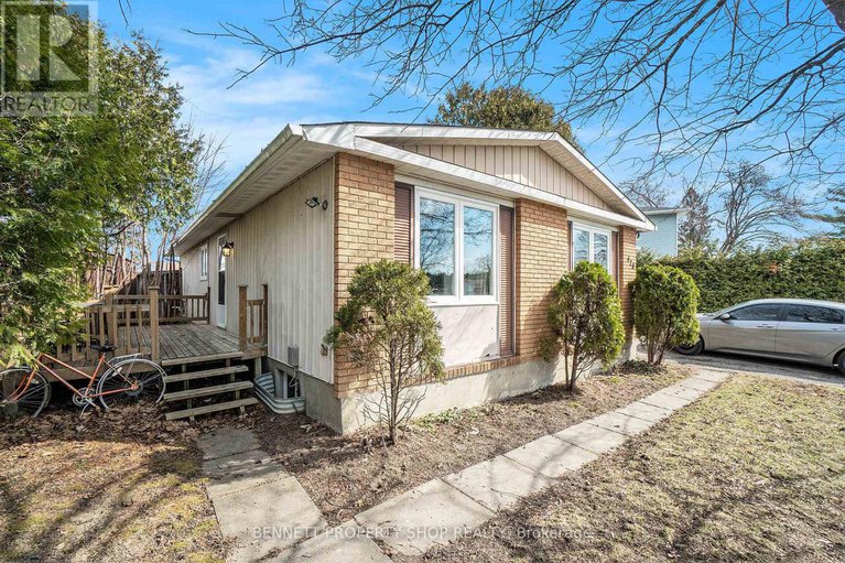 27990185/428-hatfield-crescent/bilberry-creekqueenswood-heights/ottawa/ontario/K1E1M8_2