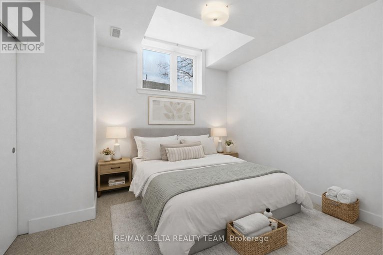 29301547/6-33-bergeron-private/chapel-hill/ottawa/ontario/K1C0C2_20