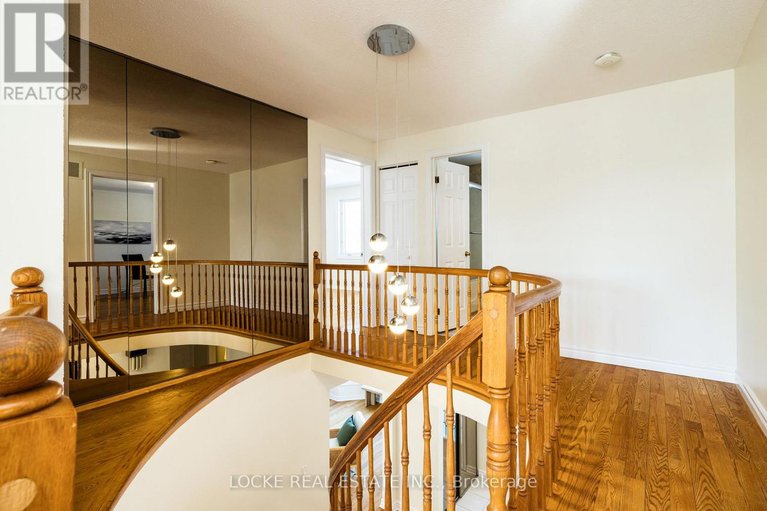 29535443/1404-forest-valley-drive/chapel-hill/ottawa/ontario/K1C5M8_29