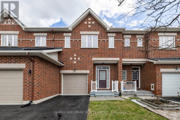 202 Waymark Crescent