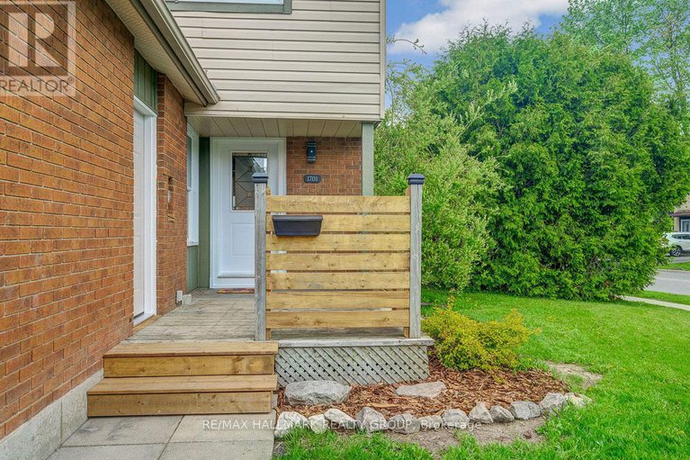 28349257/1701-lafrance-drive/queenswood-heights-south/ottawa/ontario/K1E2L7_2