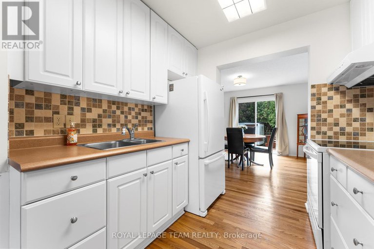 28234836/107-melanie-crescent/glencairnhazeldean/ottawa/ontario/K2L2E4_28