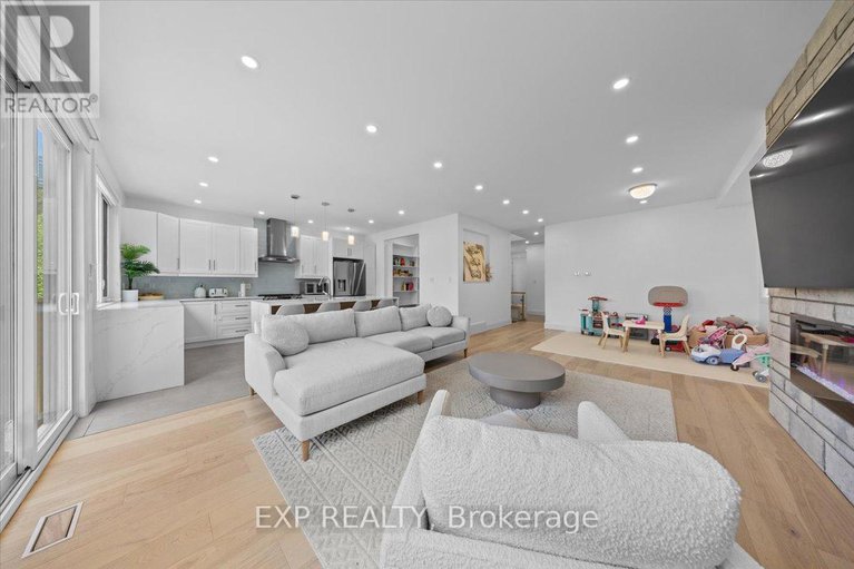 28431666/1357-mory-street/emerald-woodssawmill-creek/ottawa/ontario/K1T1C8_12