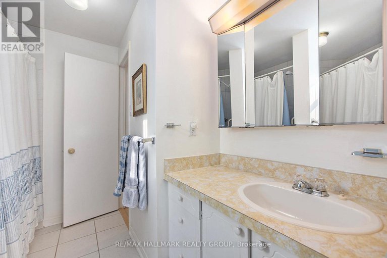 29079645/1570-payette-drive/bilberry-creekqueenswood-heights/ottawa/ontario/K1E1S9_23