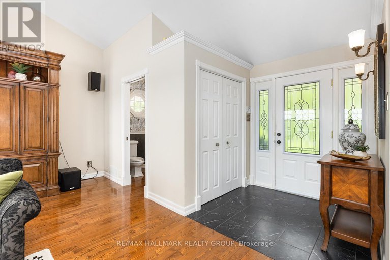 29074508/1-rideau-glen-drive/rideau-heightsashdalerideau-glen/ottawa/ontario/K2C3H1_3